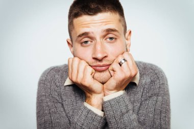 Stüdyo arka plandaki adam