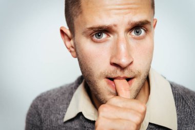 Adam tırnaklarını yiyor.