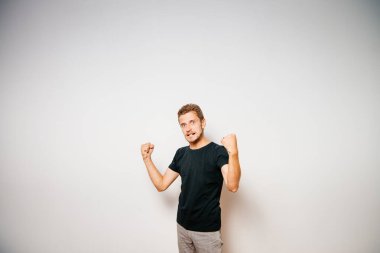 Stüdyo arka plandaki adam