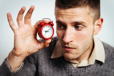 Stüdyo arka plandaki adam