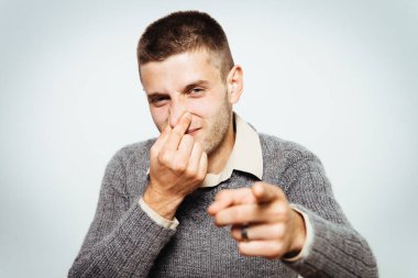 Leş gibi kokuyor. Adamın burnunu kapatır.