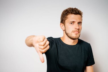 Adam baş parmak hareketi gösteriyor.