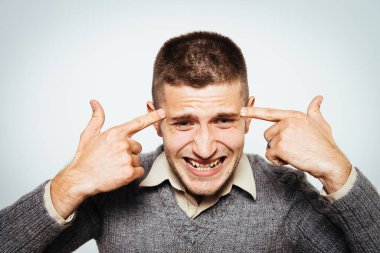 Stüdyo arka plandaki adam