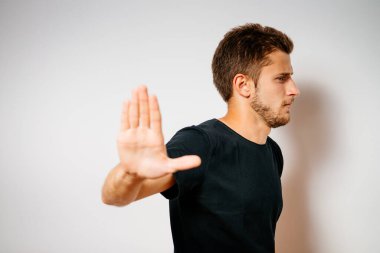 Stüdyo arka plandaki adam