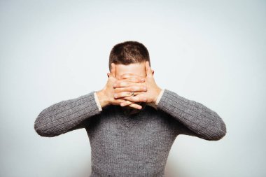 Erkekler gözlerini onun elleriyle kapatır.