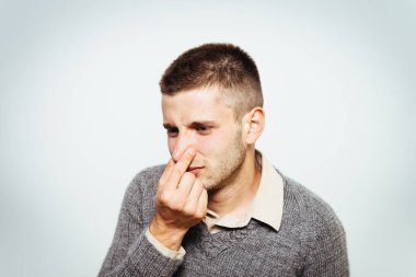 Leş gibi kokuyor. Adamın burnunu kapatır.