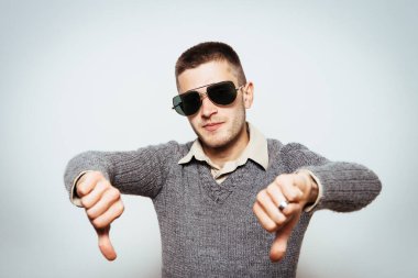 Adam baş parmak hareketi gösteriyor.