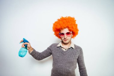 Camları temizleyen peruklu bir adam.