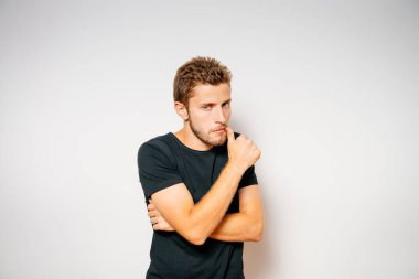 Adam tırnaklarını yiyor.