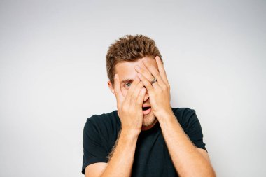 Stüdyo arka plandaki adam