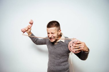 Konuşma sırasında telefonda bağıran bir adamın görüntüsünü kapat..