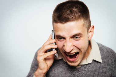 Stüdyo arka plandaki adam