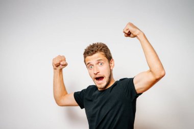 Stüdyo arka plandaki adam