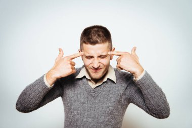 Stüdyo arka plandaki adam