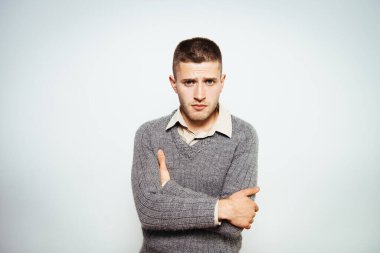 Kollarını kavuşturmuş bir adamın portresi.