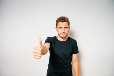 Adam baş parmağını gösteriyor.