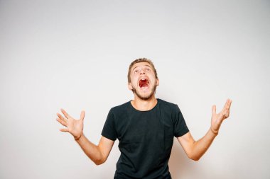 Stüdyo arka plandaki adam