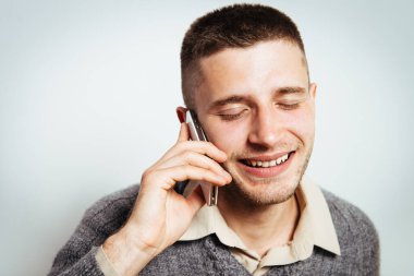 Stüdyo arka plandaki adam