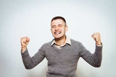 Stüdyo arka plandaki adam