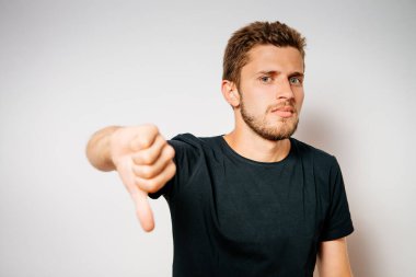 Adam baş parmak hareketi gösteriyor.