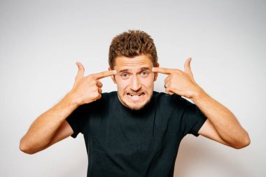 Stüdyo arka plandaki adam