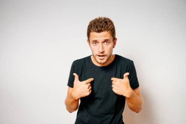 Stüdyo arka plandaki adam