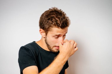 Leş gibi kokuyor. Adamın burnunu kapatır.