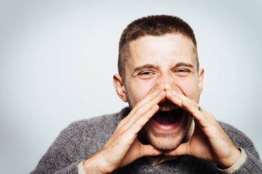 Stüdyo arka plandaki adam