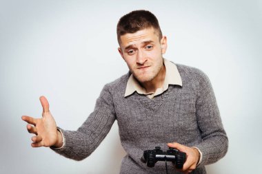 Oyun konsolunda oyun çubuğunda oynayan adam