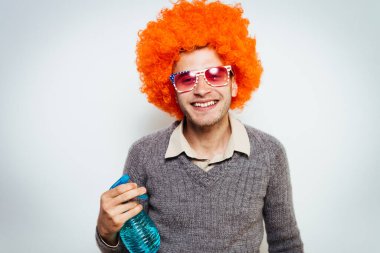 Camları temizleyen peruklu bir adam.