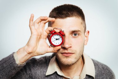 Stüdyo arka plandaki adam