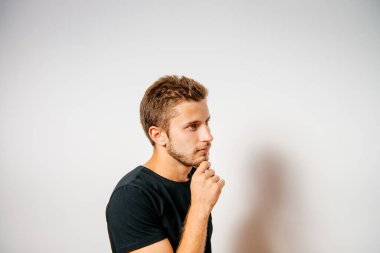 Stüdyo arka plandaki adam