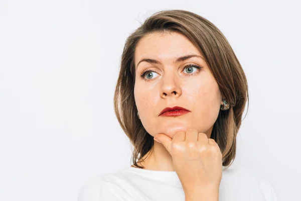 Mujer Piensa Contra Fondo Estudio — Foto de Stock