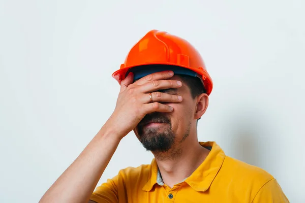 Man Close Helm Houdt Zijn Hoofd Met Hand — Stockfoto