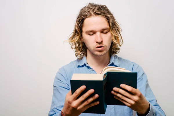 Man Met Een Boek — Stockfoto