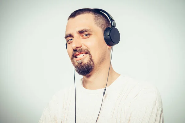 Mann Mit Kopfhörer Vor Studiohintergrund — Stockfoto