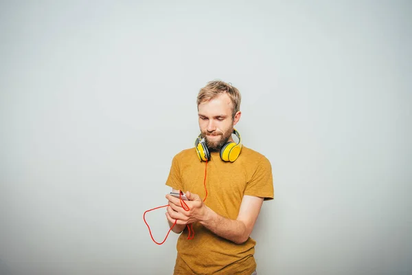 Άντρας Ακουστικά Φόντο Στούντιο — Φωτογραφία Αρχείου