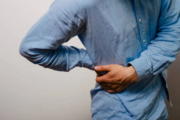 Hombre Con Dolor Espalda Contra Fondo Estudio — Foto de Stock