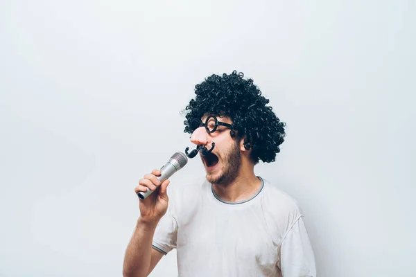 Hombre Con Una Peluca Gafas Graciosas Cantando Micrófono — Foto de Stock