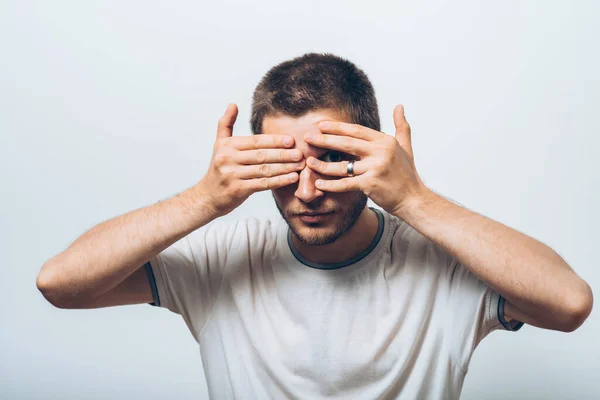 Hombre Cierra Los Ojos Con Sus Manos — Foto de Stock