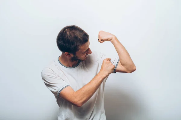 Hombre Mostrando Sus Músculos — Foto de Stock