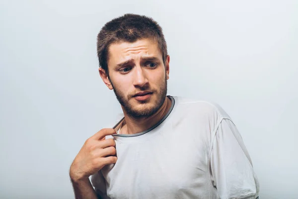 Retrato Primer Plano Joven Abriendo Camisa Para Ventilar Hace Calor — Foto de Stock