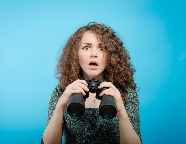 Retrato Una Joven Mirando Través Unos Prismáticos — Foto de Stock