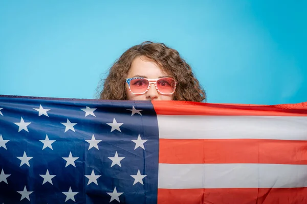 Frau Hört Nationalhymne Patriot — Stockfoto