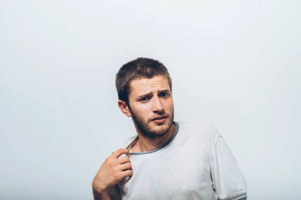 Retrato Primer Plano Joven Abriendo Camisa Para Ventilar Hace Calor — Foto de Stock