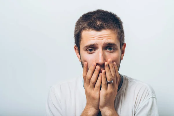 Uomo Chiude Una Bocca Mani — Foto Stock