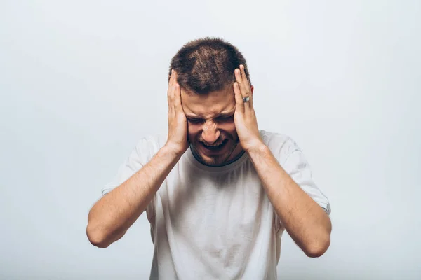 Maux Tête Chez Les Hommes Sur Fond Studio — Photo