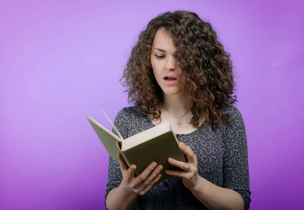 Die Frau Mit Dem Buch — Stockfoto