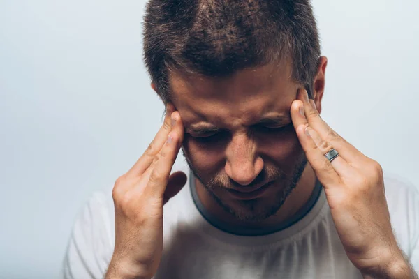 Dolor Cabeza Los Hombres Contra Fondo Del Estudio — Foto de Stock