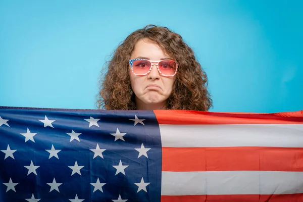 Kvinnan Lyssnar Nationalsången Amerikansk Medborgare — Stockfoto